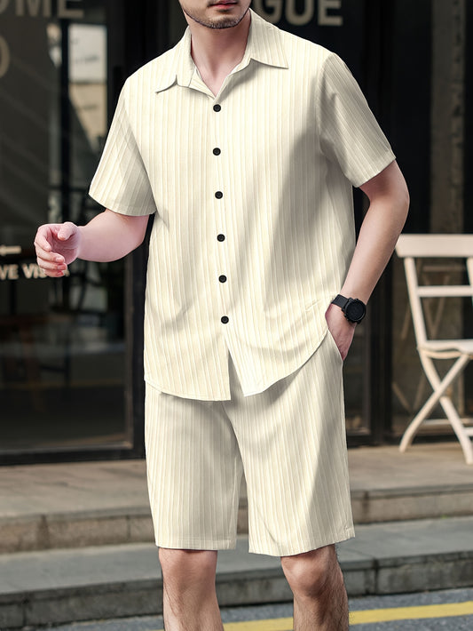 Conjunto de camisa de manga corta texturizada y pantalones cortos.