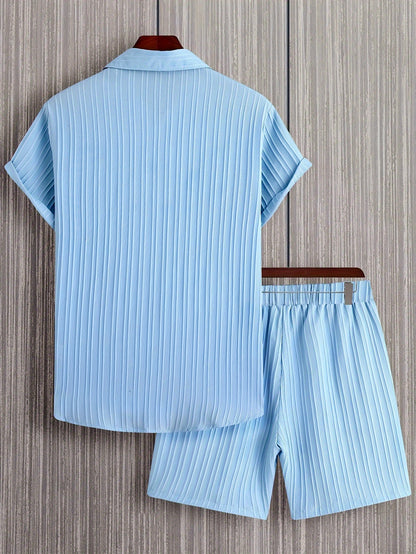 Conjunto de camisa de manga corta texturizada y pantalones cortos.