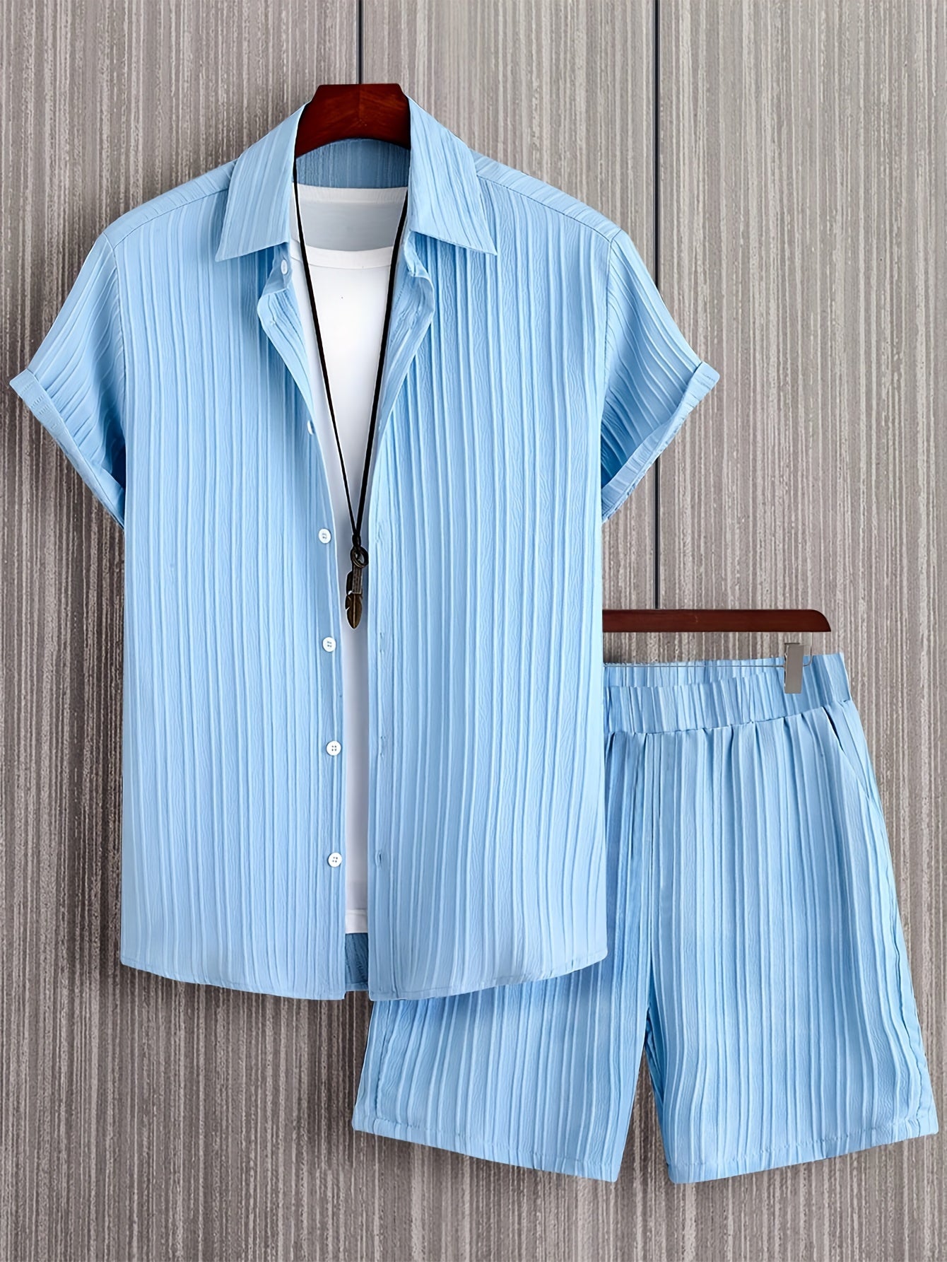 Conjunto de camisa de manga corta texturizada y pantalones cortos.