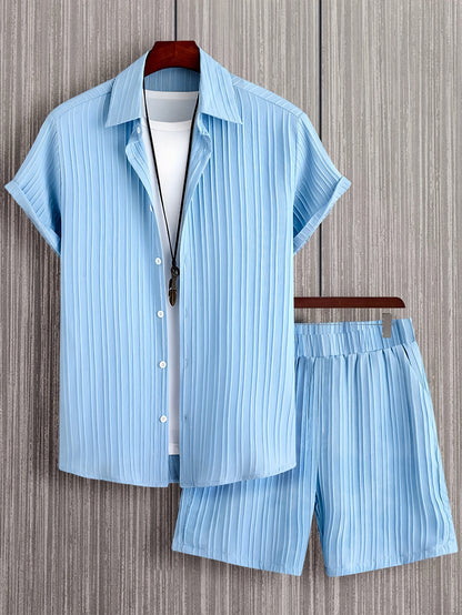 Conjunto de camisa de manga corta texturizada y pantalones cortos.