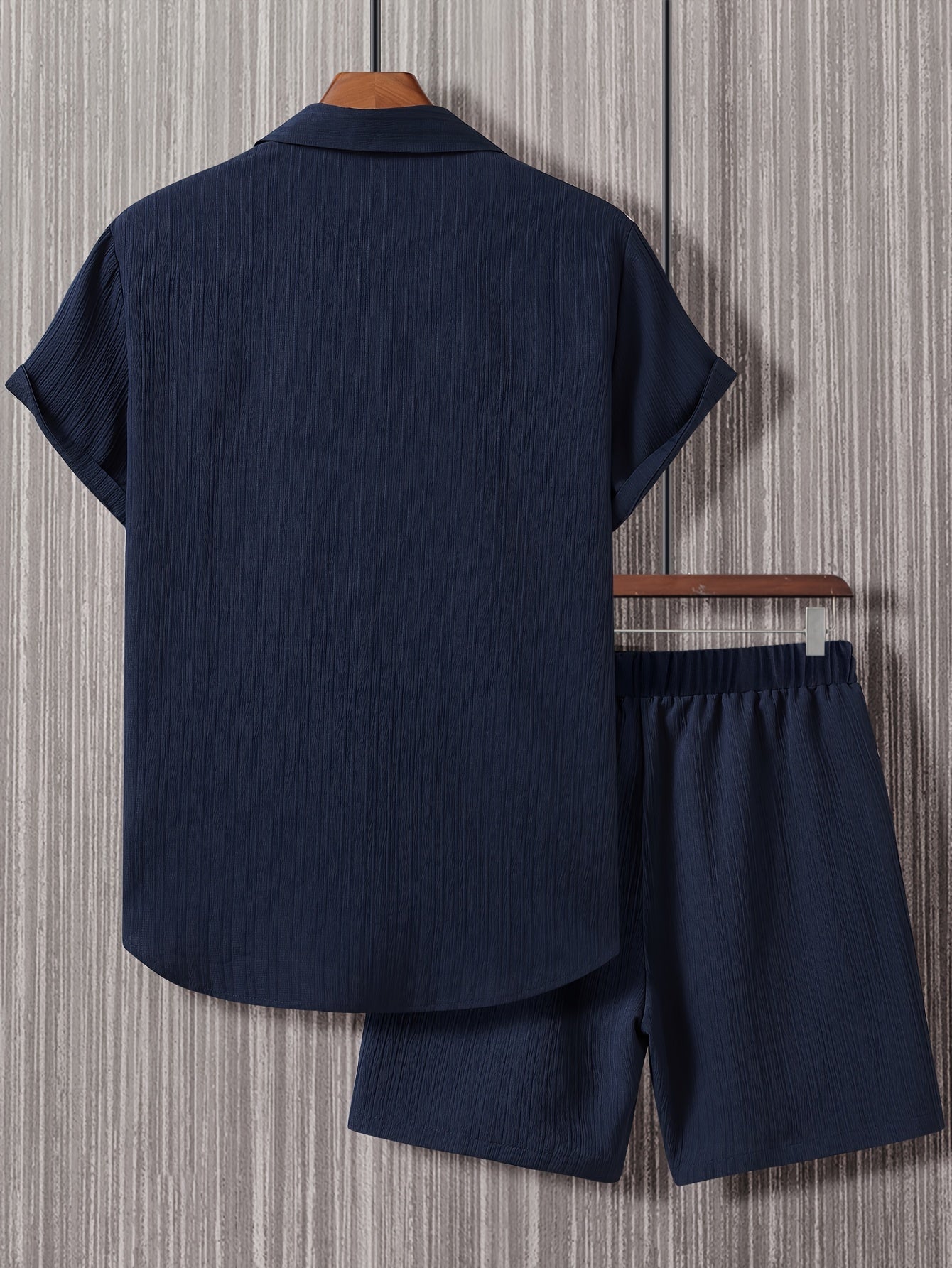 Conjunto de camisa de manga corta texturizada y pantalones cortos.