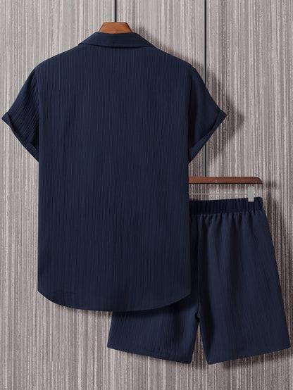 Conjunto de camisa de manga corta texturizada y pantalones cortos.