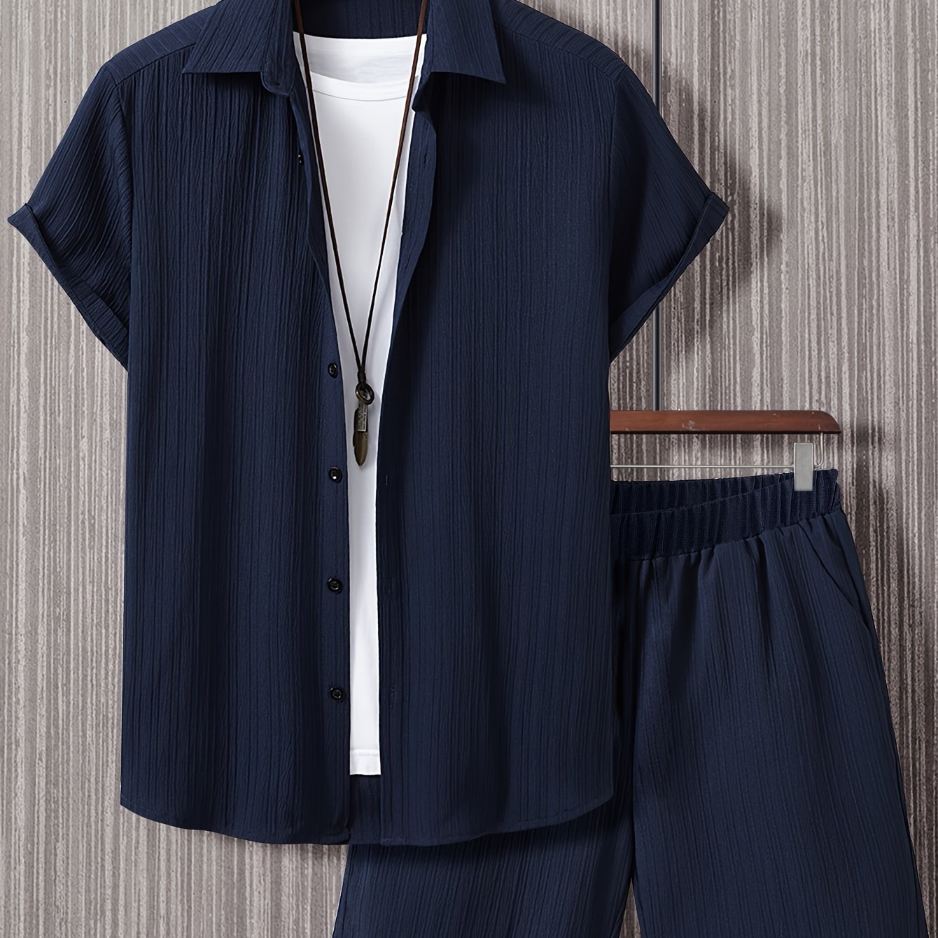 Conjunto de camisa de manga corta texturizada y pantalones cortos.
