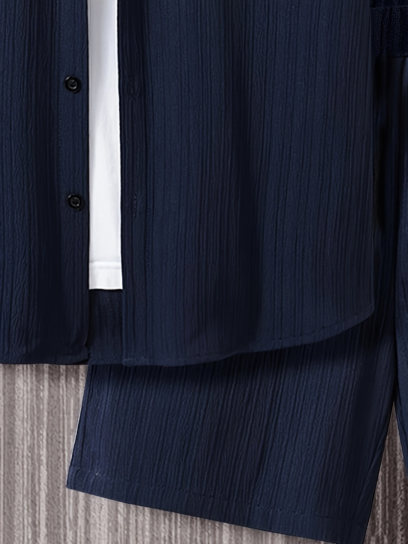 Conjunto de camisa de manga corta texturizada y pantalones cortos.