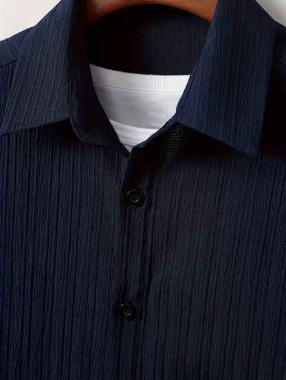 Conjunto de camisa de manga corta texturizada y pantalones cortos.