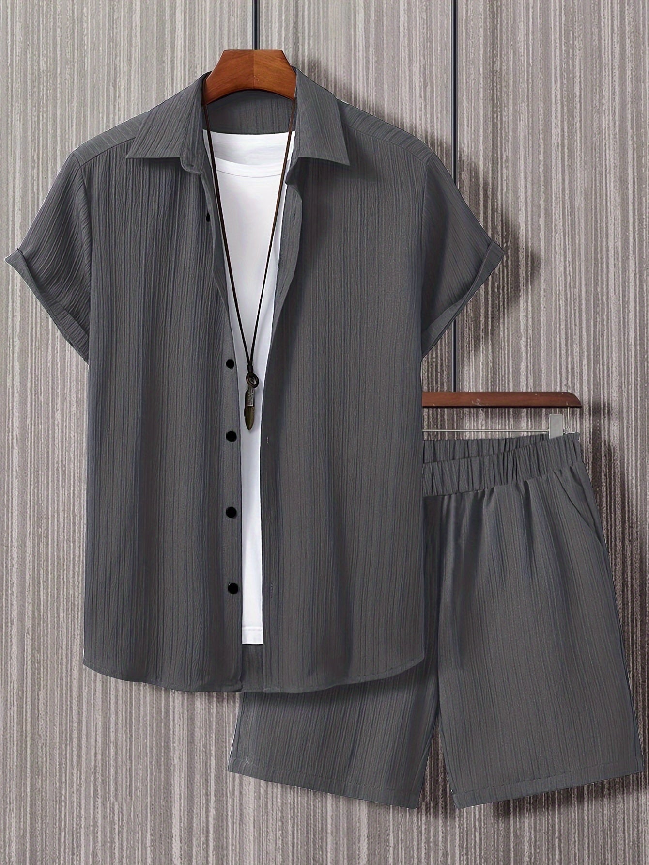 Conjunto de camisa de manga corta texturizada y pantalones cortos.