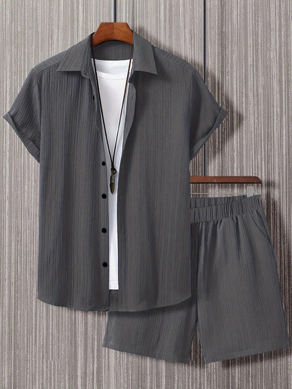 Conjunto de camisa de manga corta texturizada y pantalones cortos.