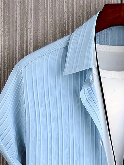 Conjunto de camisa de manga corta texturizada y pantalones cortos.