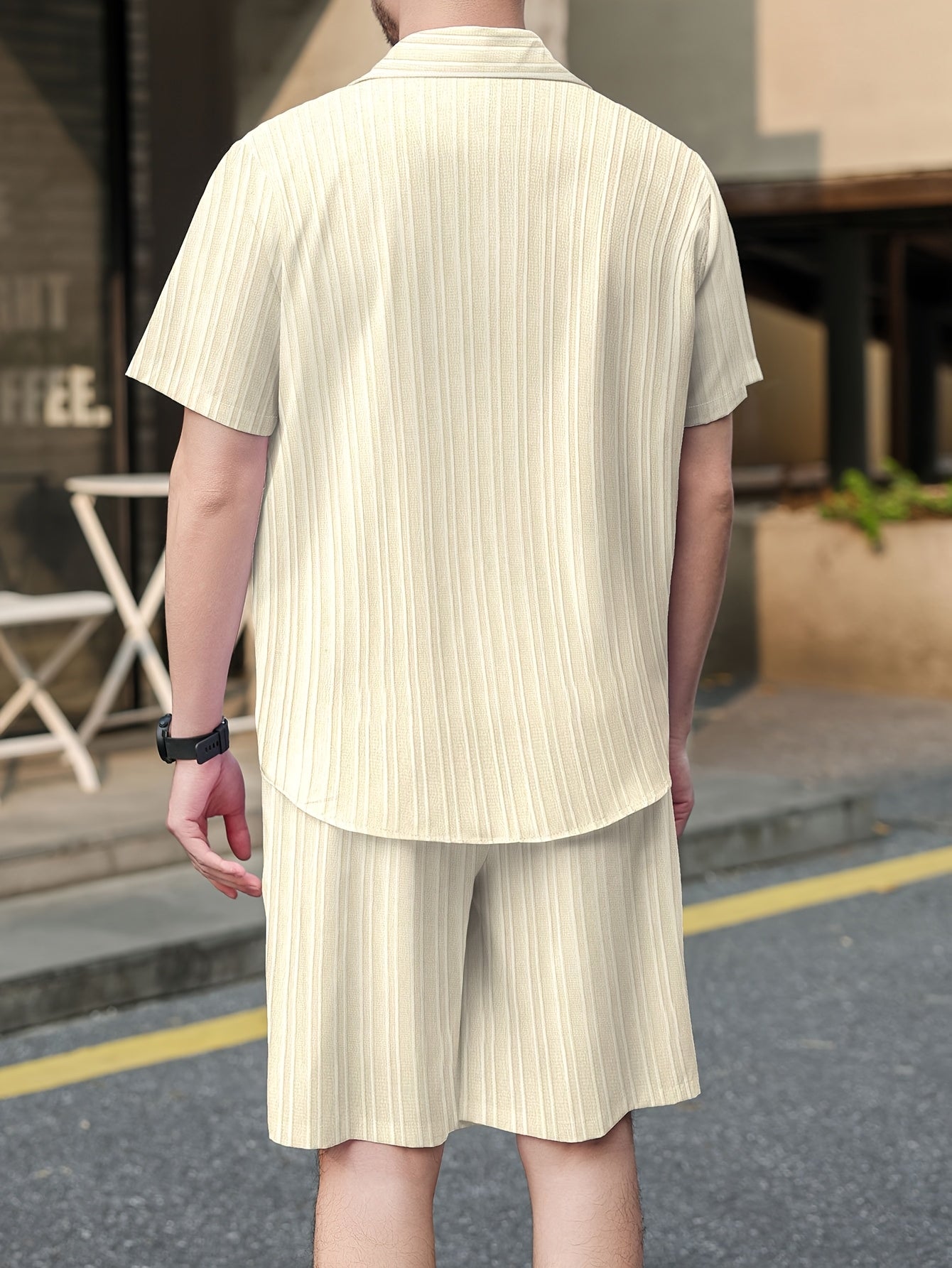 Conjunto de camisa de manga corta texturizada y pantalones cortos.