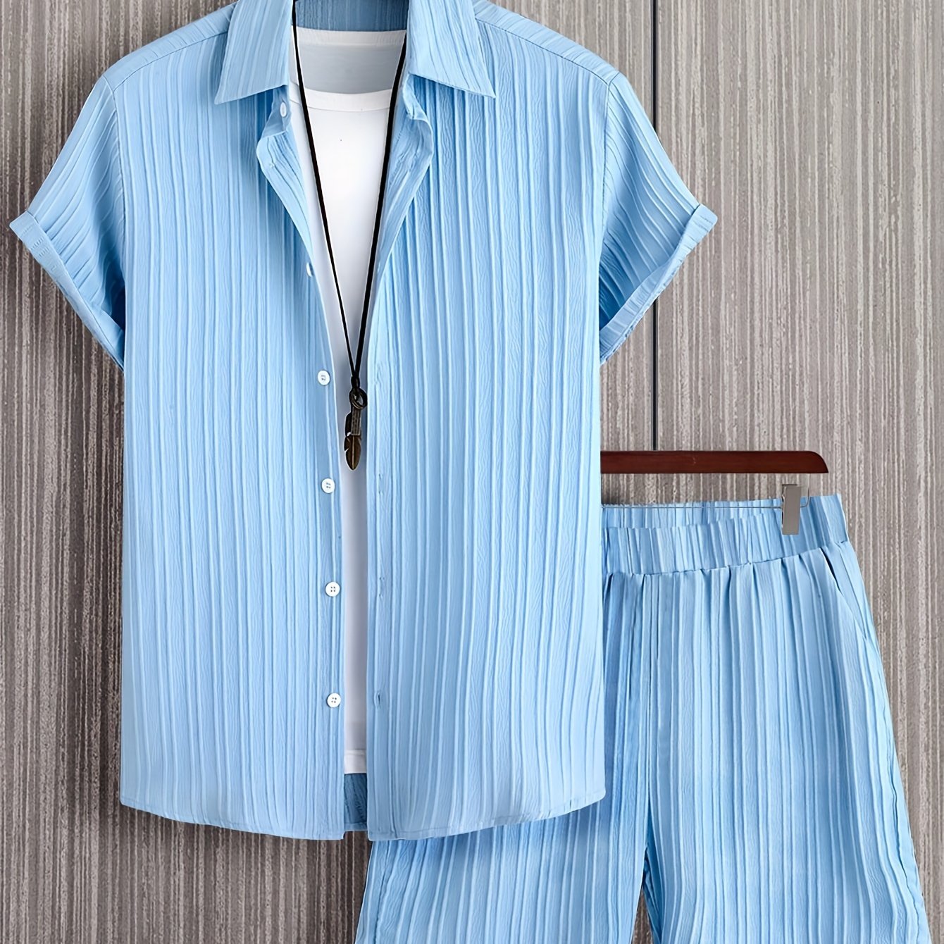 Conjunto de camisa de manga corta texturizada y pantalones cortos.