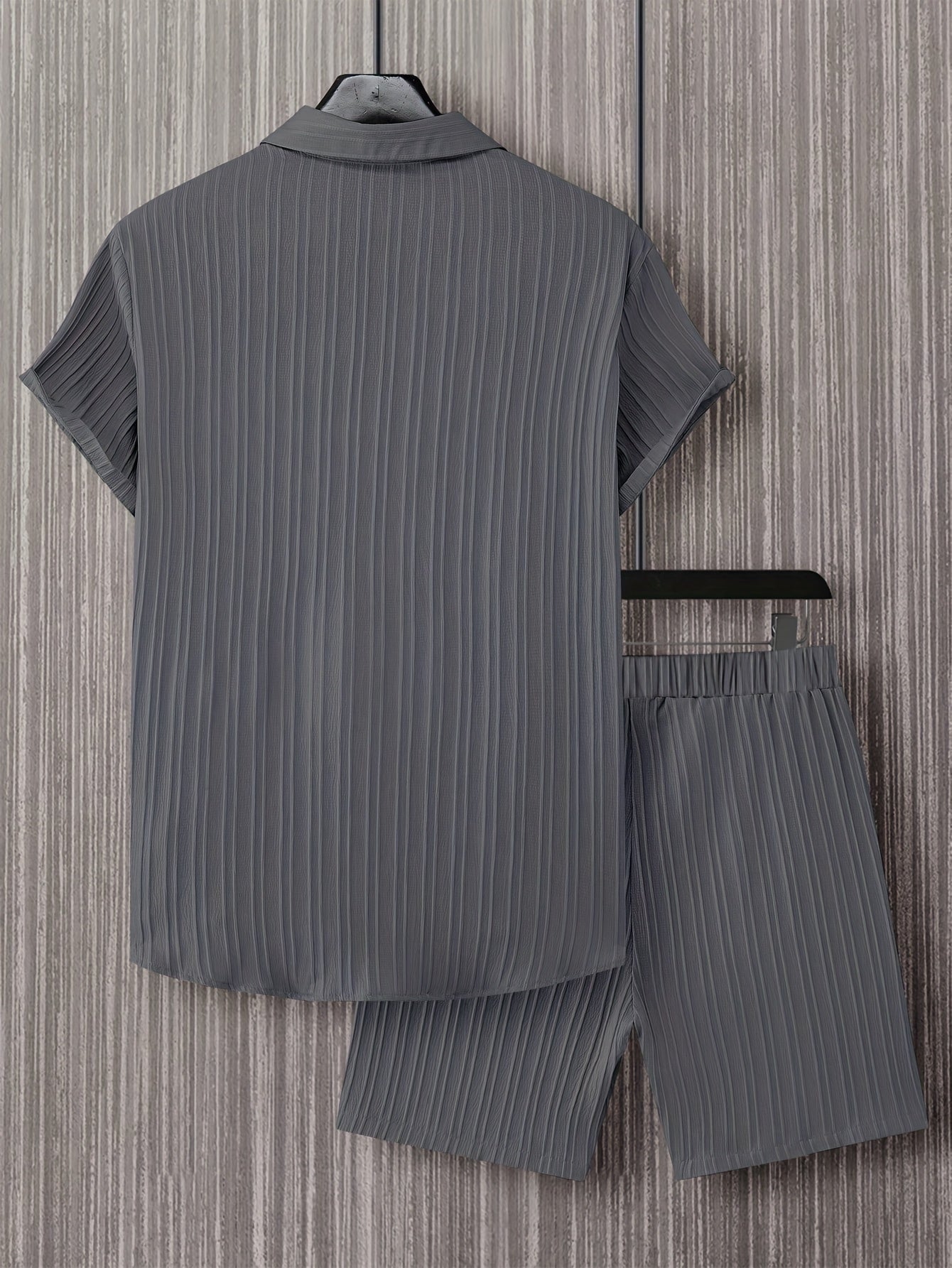 Conjunto de camisa de manga corta texturizada y pantalones cortos.