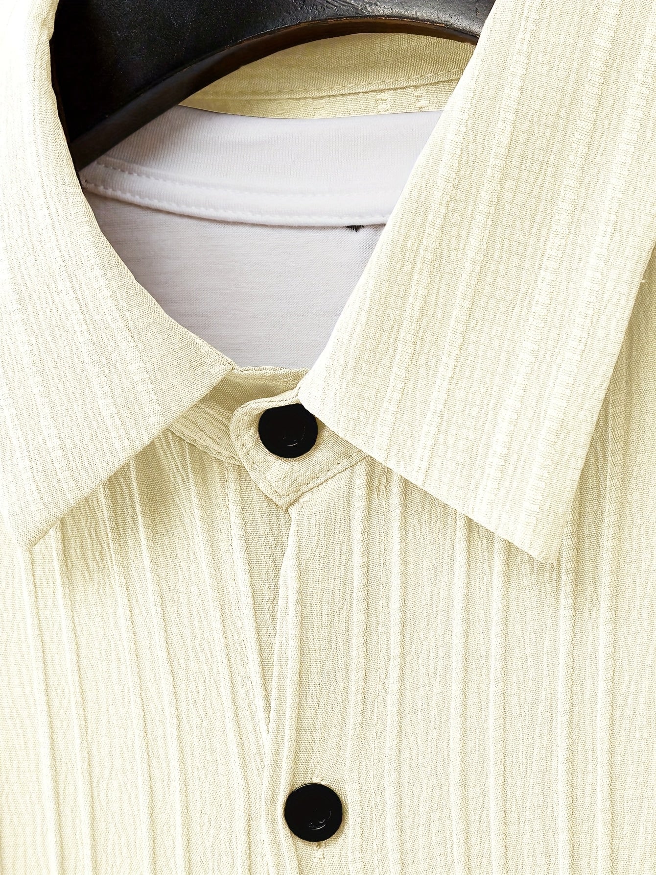 Conjunto de camisa de manga corta texturizada y pantalones cortos.