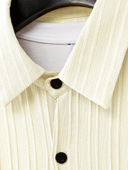 Conjunto de camisa de manga corta texturizada y pantalones cortos.