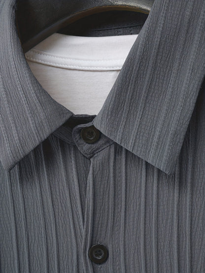 Conjunto de camisa de manga corta texturizada y pantalones cortos.